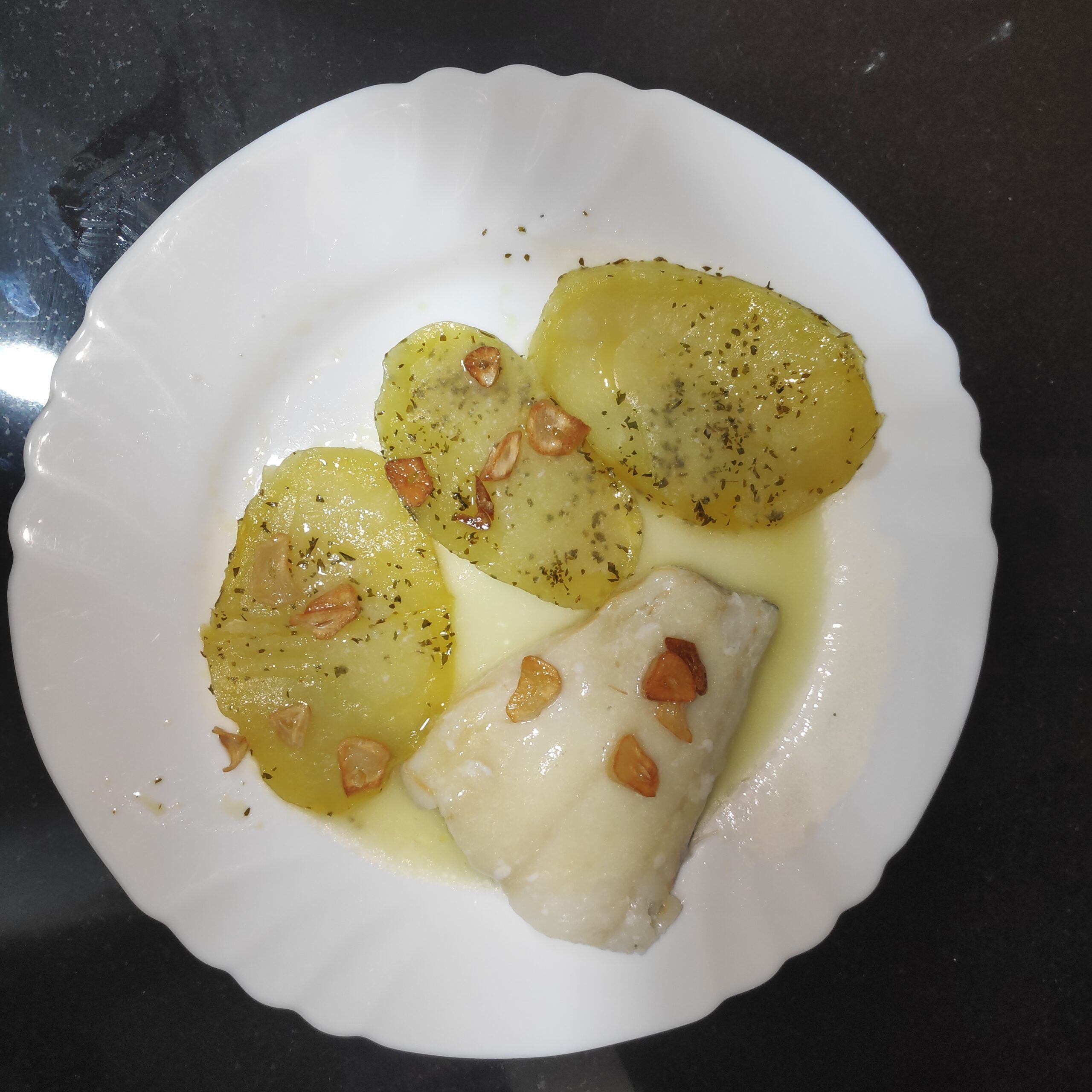 bacalao al pil pil en un plato blanco
