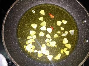 alls confitant a la paella amb oli per el bacall+a al pil pil