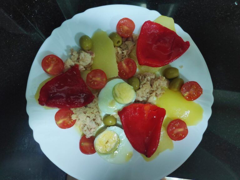 ensalada fría de patatas y pimientos del piquillo