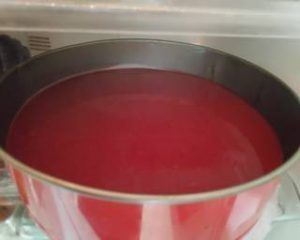 cobertura de gelatina ya en la tarta de frambuesas y queso