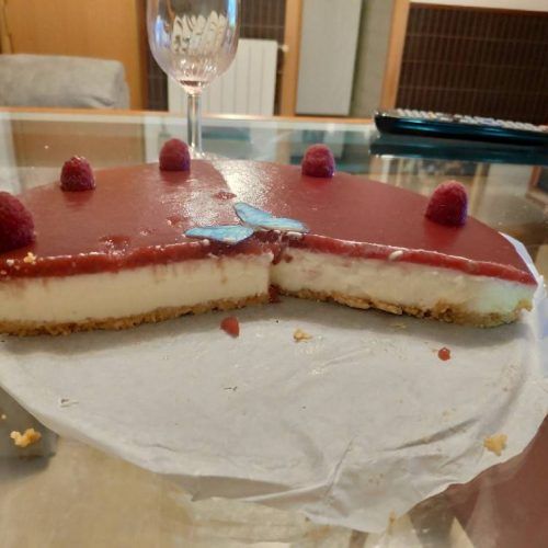 detalle de la tarta de frambuesas y queso cortada