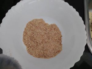 galleta picada para formar la base de la tarta
