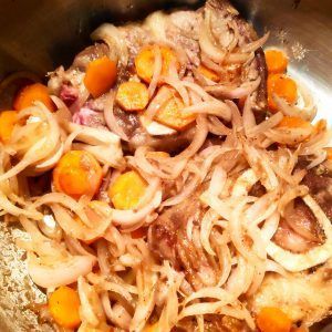 elaborant les verdures per la recepta del ossobuco de vedella a la milanesa