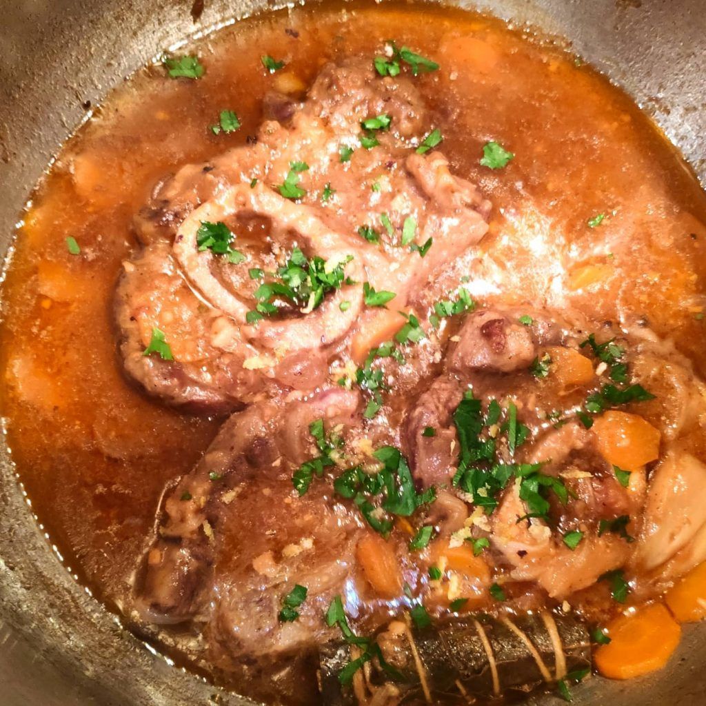 ossobuco a la milanesa en salsa con zanahoria, perejil,