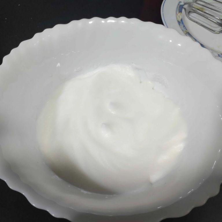 claras a punto de nieve para los huevos nube
