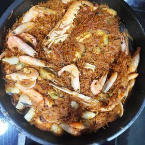 Fideuà de marisc amb gambes