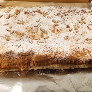 coca de llavaneres amb pinyons y sucre