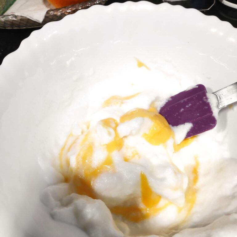 mezclando yemas y claras para tortilla nube
