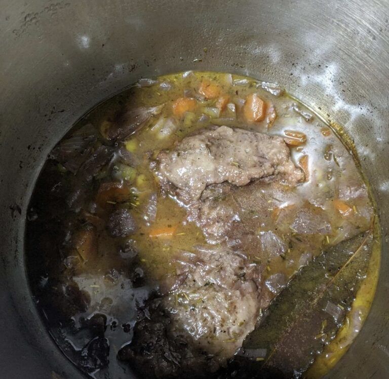 carrilleras de cerdo en salsa con caldo y verduras en la olla rápida