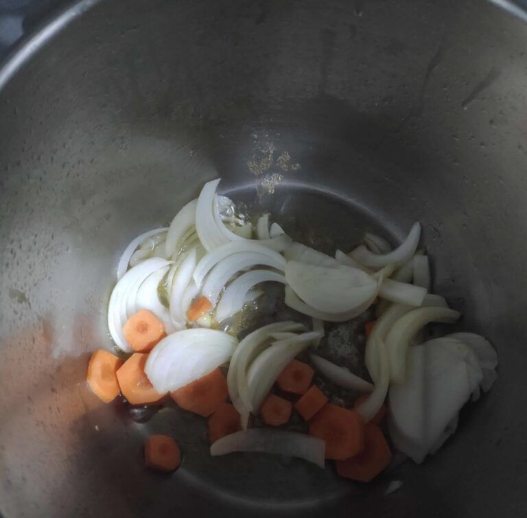paso de la elaboración sofriendo las verduras