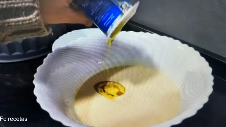 preparación del bizcocho de limón, añadiendo el aceite