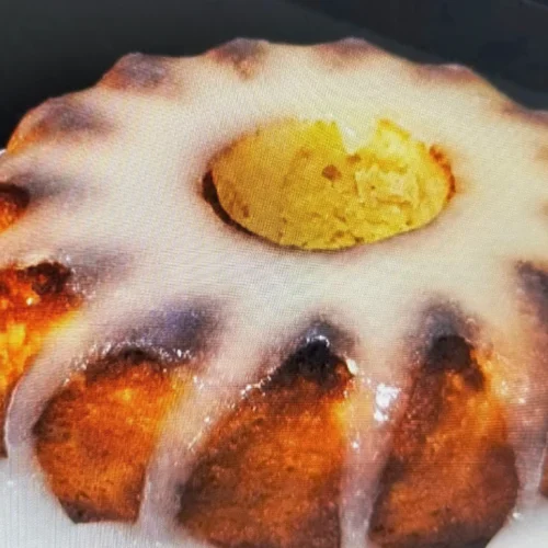 pa de pessic de llimona coberta amb glacejat