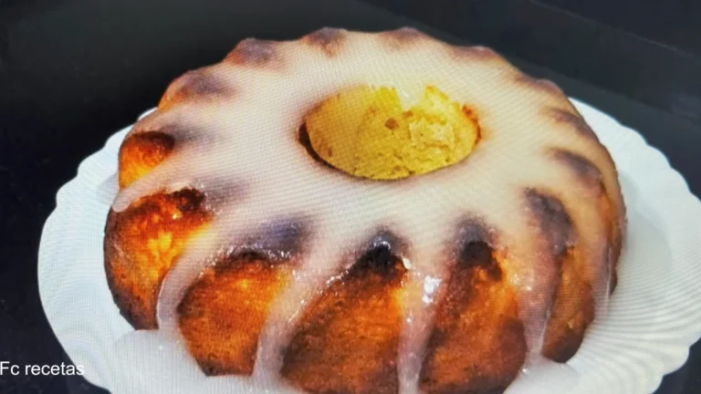 bizcocho de limón cubierto con glaseado
