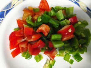 pimiento rojo y verde cortado a cuadraditos en un plato