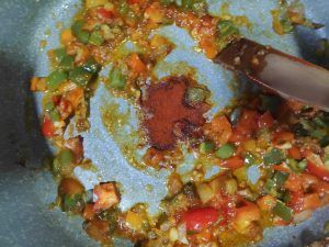 sofrito con pimiento verde y rojo, sepia, cebolla