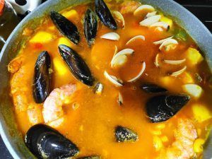 elaboración de los fideos a la cazuela con marisco