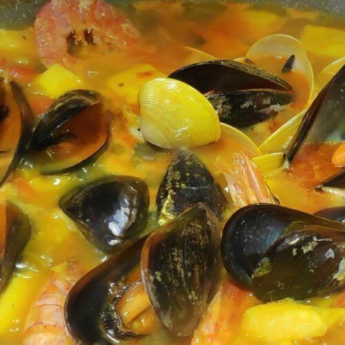 fideos a la cazuela, con gambas, mejillones y sepia