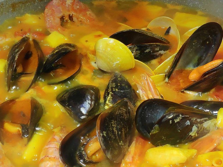 fideos a la cazuela, con gambas, mejillones y sepia