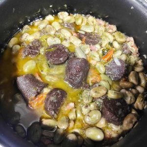 habas a la catalana con butifarra negra, ajos tiernos, panceta.