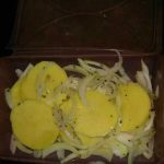 en un estuche de silicona cuatro rodajas de patata ,cebolla en juliana con sal y perejil