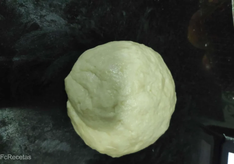 una bola de massa per a la coca de recapte