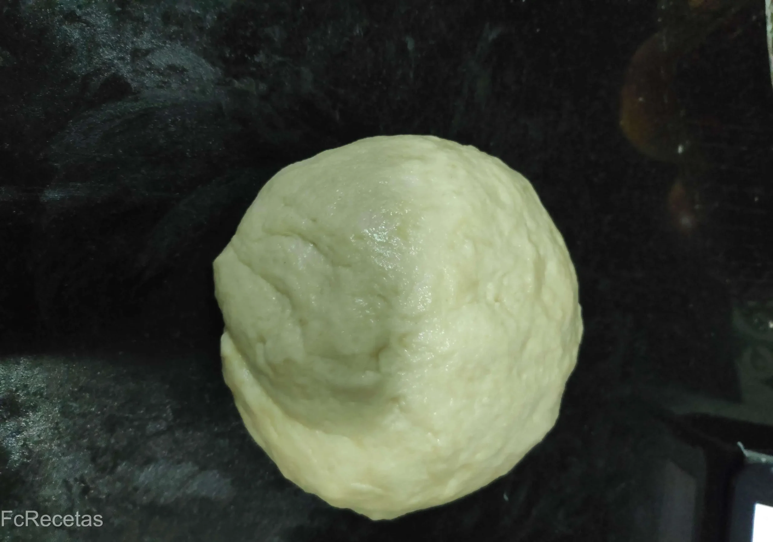 una bola de massa per a la coca de recapte
