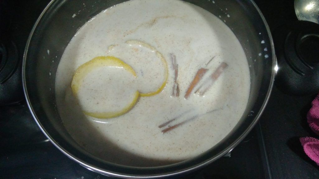 en una cazuela leche con piel de limón y canela