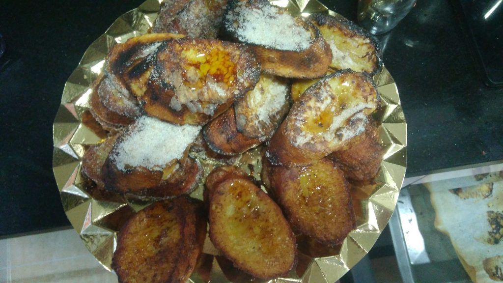 torrijas en una fuente redonda dorada