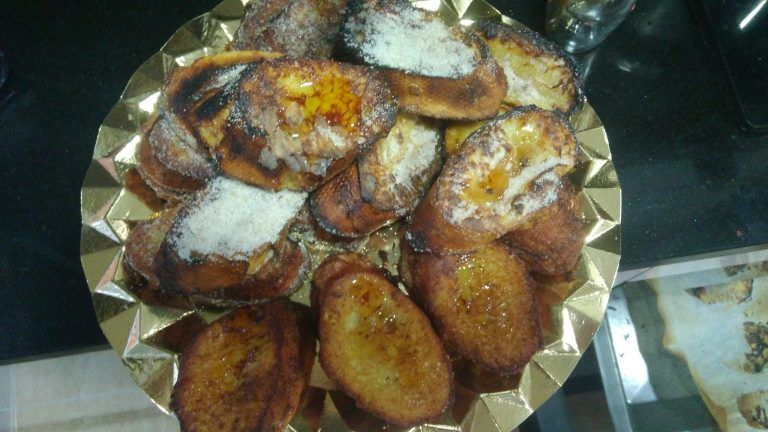 torrijas en una fuente redonda dorada