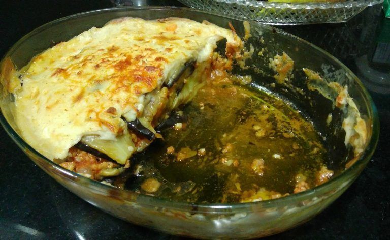 moussaka en una bandeja de horno de cristal