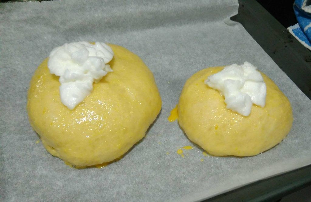 dos monas valencianas en una bandeja de horno para hornear