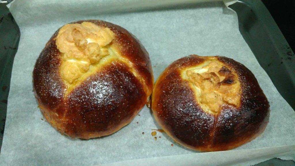 dos monas valencianas recién horneadas