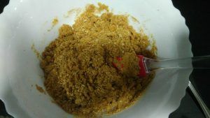 en un bol galleta para elaborar la base de la tarta