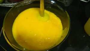 batiendo la masa con la batidora eléctrica