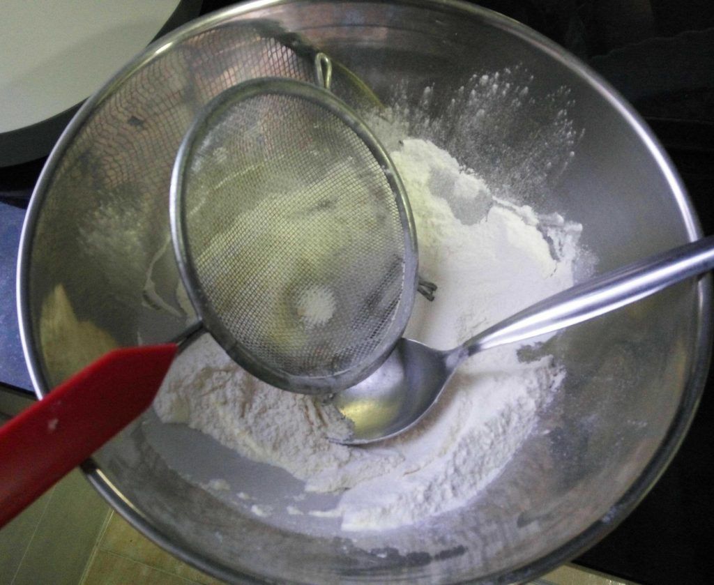 farina amb llevat tamisat en un bol
