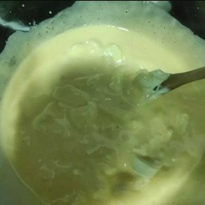 incorporant el mascarpone amb els rovells per a la peparació del tiramisú
