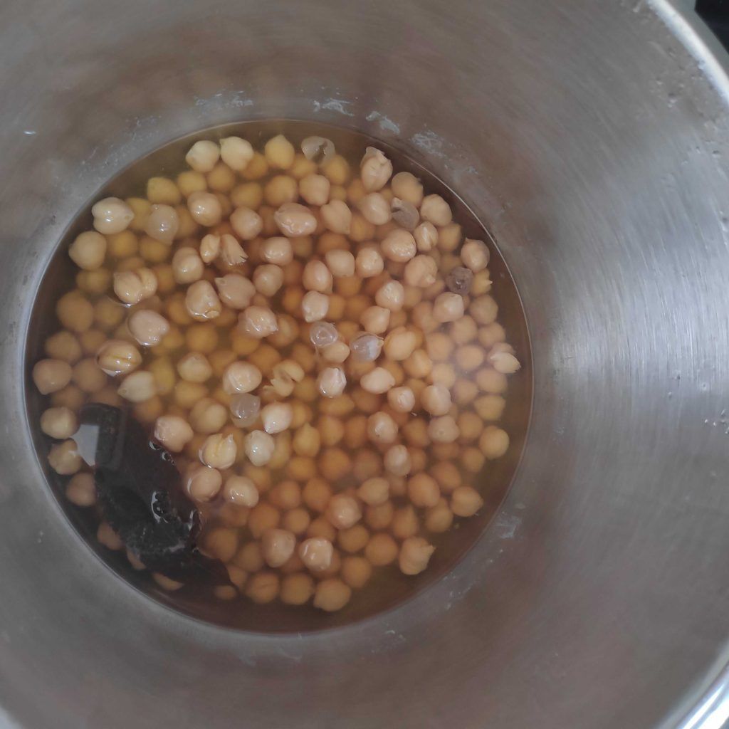 en una cazuela garbanzos cocidos