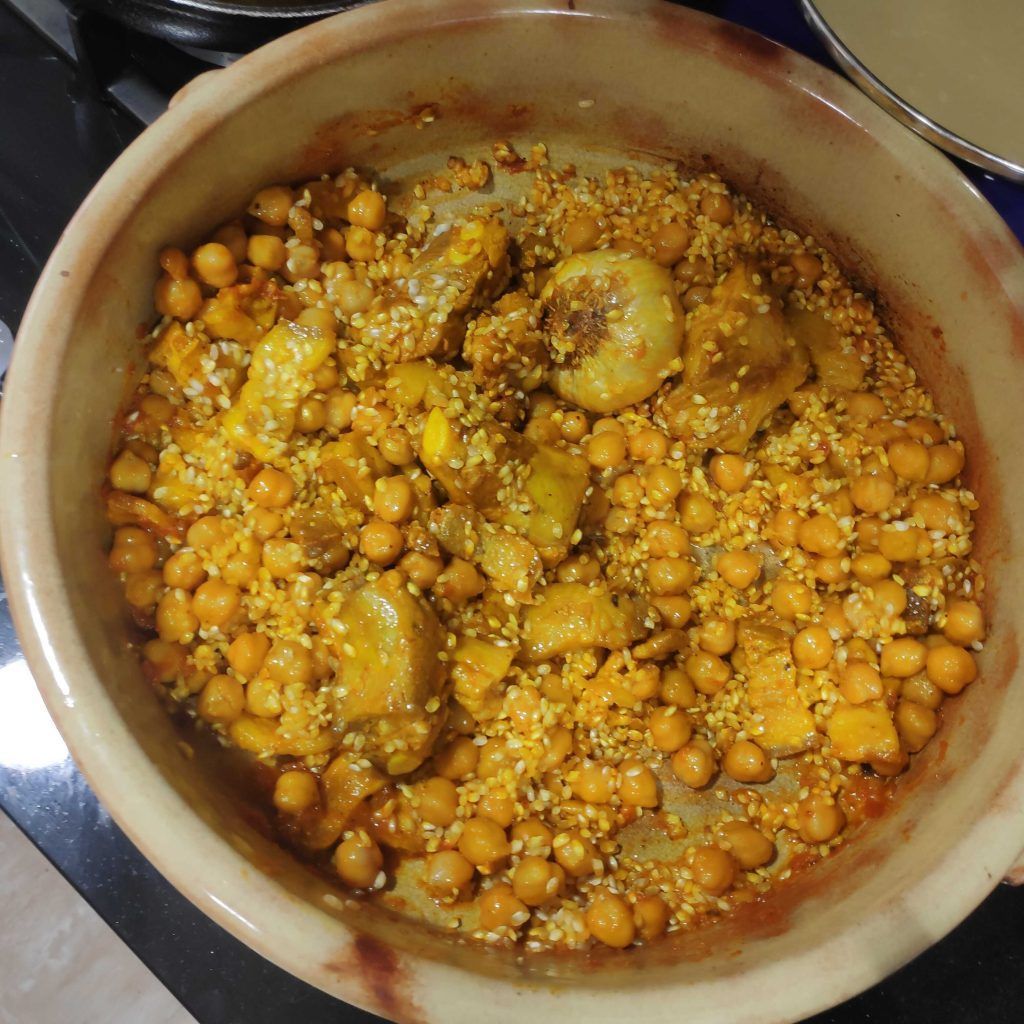 cazuela de barro con sofrito y arroz
