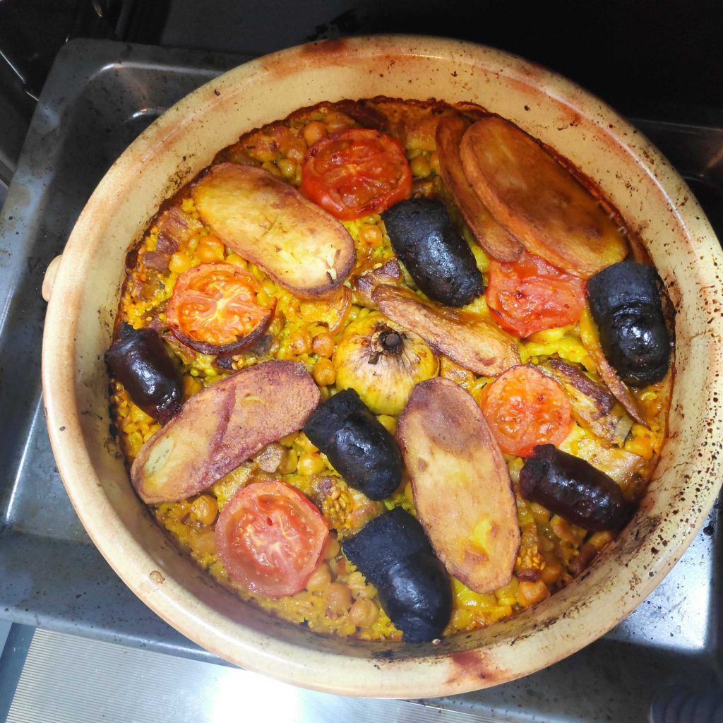 la cazuela con el arroz cocinado en la bandeja del horno