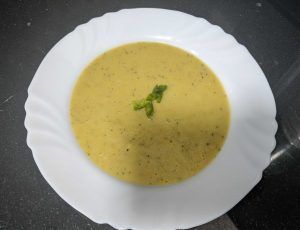 un plato con crema de verduras