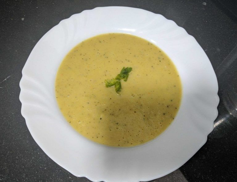 un plato con crema de verduras
