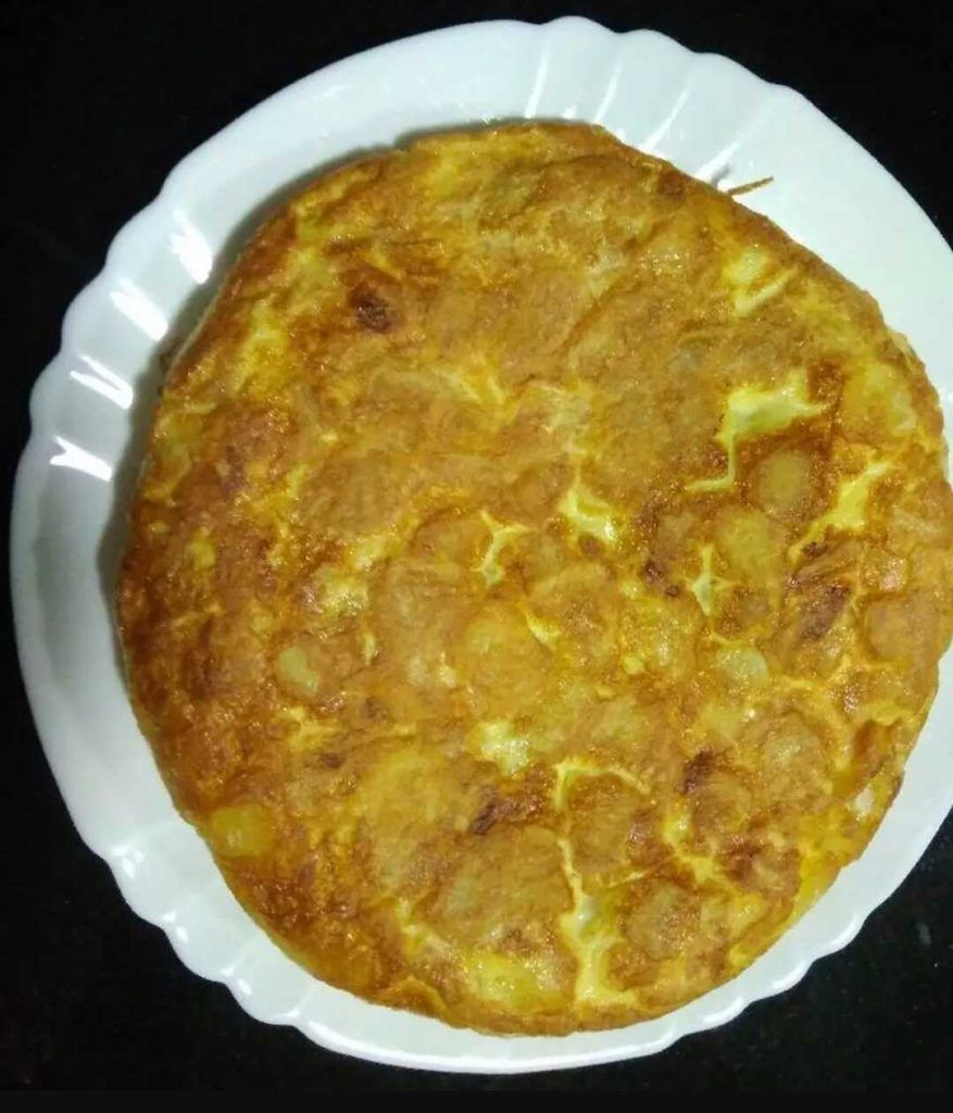 tortilla de patatas en un plato blanco, cocinada al vapor