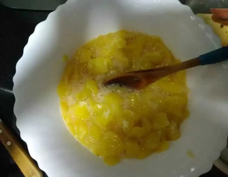 huevo batido con los ingredientes de lal tortilla de patatas