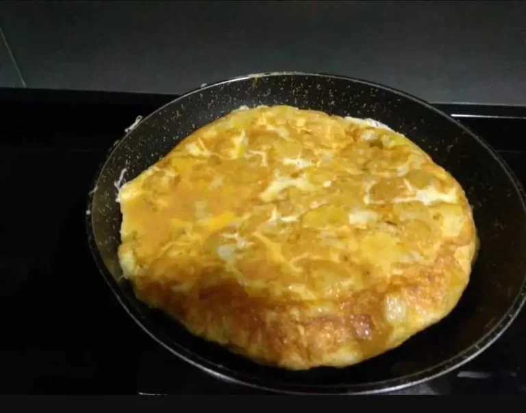 cuajando la tortilla en la sartén