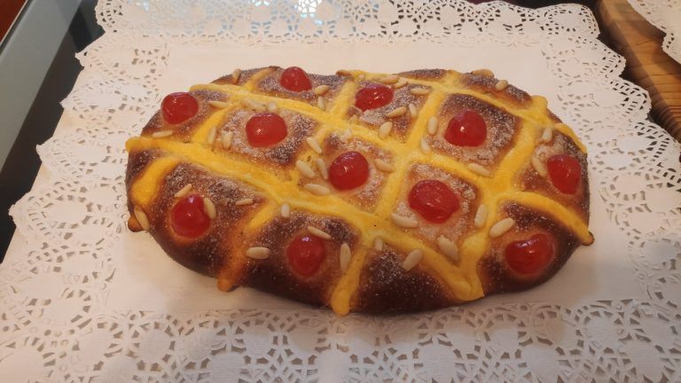 una coca de brioche de crema con cerezas confitadas