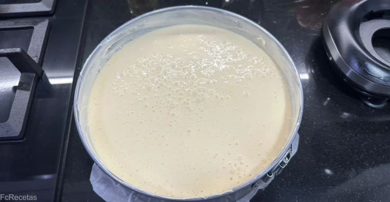 masa del pastel de queso en el molde