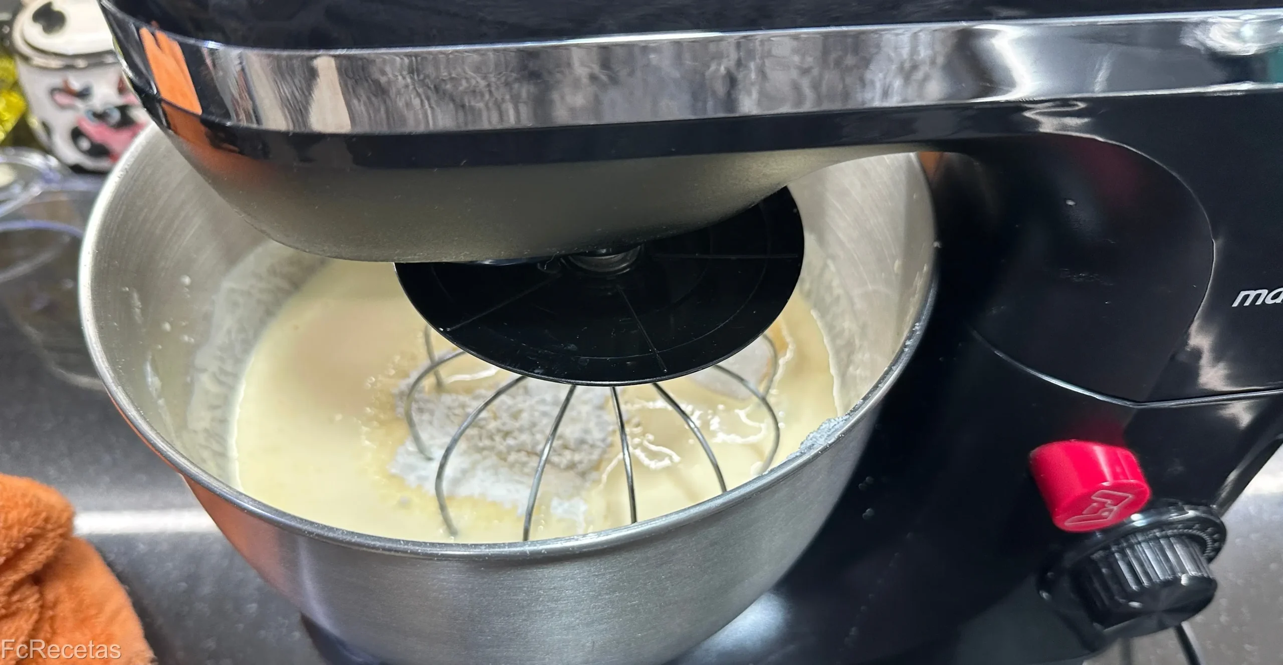 batiendo la masa del pastel de queso cremoso