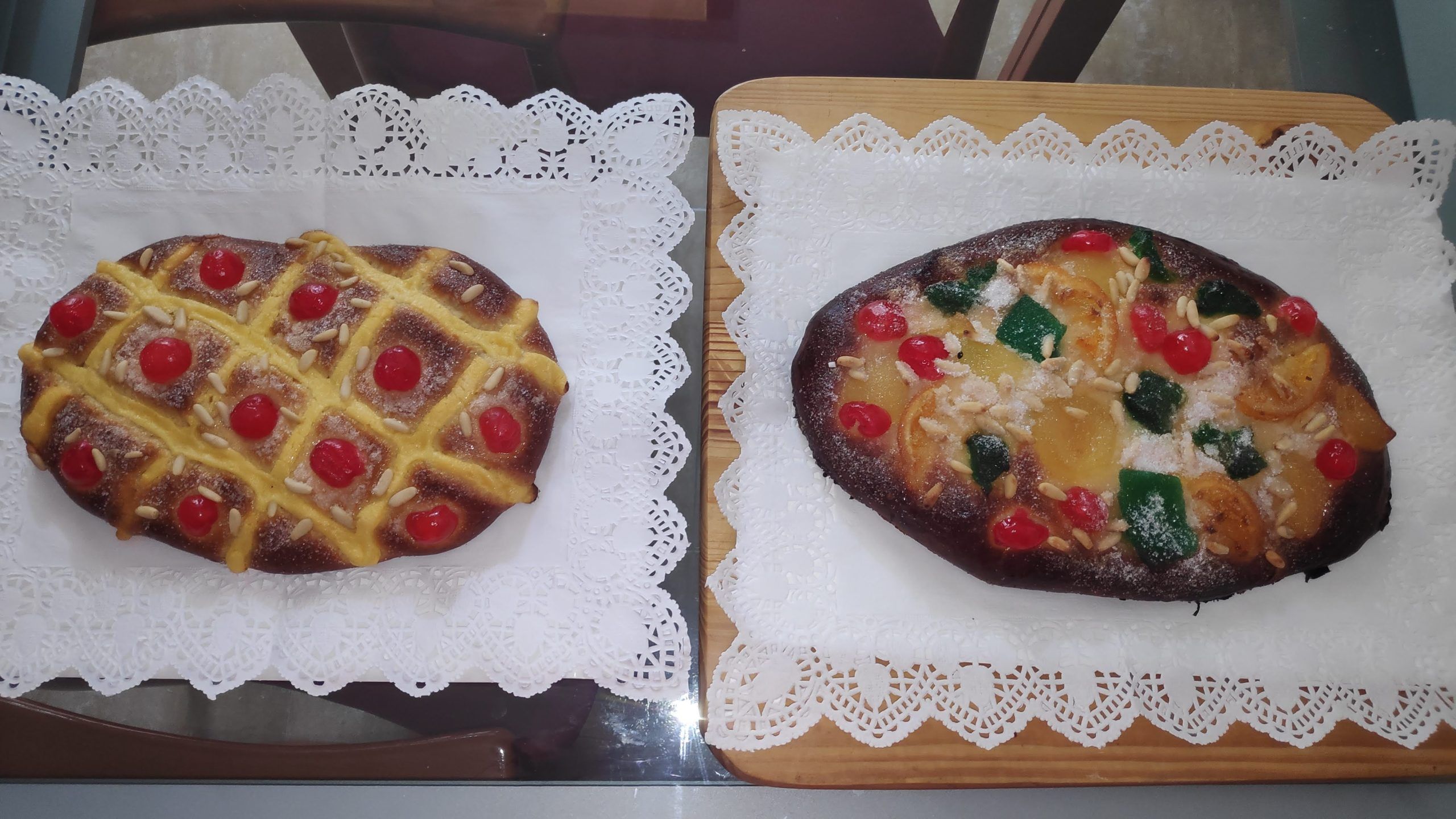 Dos cocas de brioche una de frutas confitadas y otra de crema