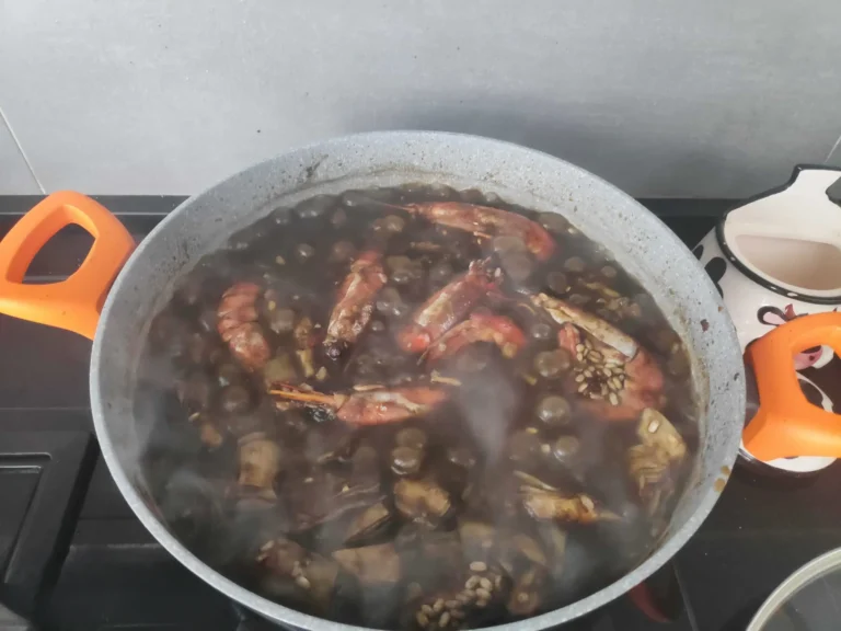 cociendo el arroz con gambas y alcachofas