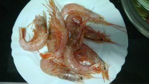un plato con gambas crudas unas 8
